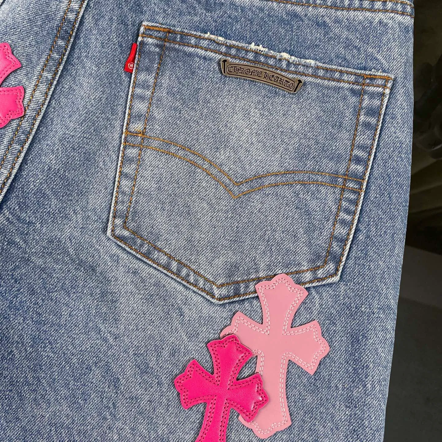 P220 chrome hearts pink cross patch leather jeans vi Top heavy industry fashionable design] Consistent high street luxury style creation. Speaking of this style, the Zangyin family and GU family are definitely the leading representative brands. Especially the Zangyin family has really achieved a state-of-the-art effect in creating high street style. The unique washed material is used to create this style. The color system is quite eye-catching. After it is decorated with patchwork cross flowers, it cleverly highlights the charm of the brand. Secondly, this style uses classic The classic high-waist cutting design highlights the long legs and fashionable temperament of the upper body. The brand is highly recognizable and the slim fit configuration is more suitable for daily wear. It is a product that interprets personality, fashion, and specifications at a glance. This single product is enough to make any fan excited. It can be a white T-shirt for youthful preppy style, or a tight suspender for lady style. It has strong matching ability and can be easily controlled by men.  [Materials and craftsmanship] Needless to say, this point goes without saying. As an excellent craftsman brand, Zangyin’s requirements for details and craftsmanship are really perfect. The washed color of this model has gone through so many processes, not to mention the embellishment of denim appliques. It is also purely hand-made and sewn. Just like what they believe in, only hand-made things have soul and have the meaning of wear. A top-notch heavy-duty fashionable denim item, I look forward to your perfect interpretation! !  Size:28-36